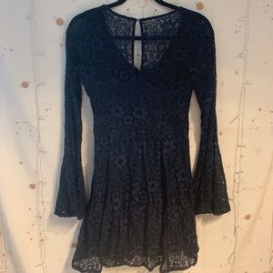 Super cute bell sleeved lace Hollister dress🖤